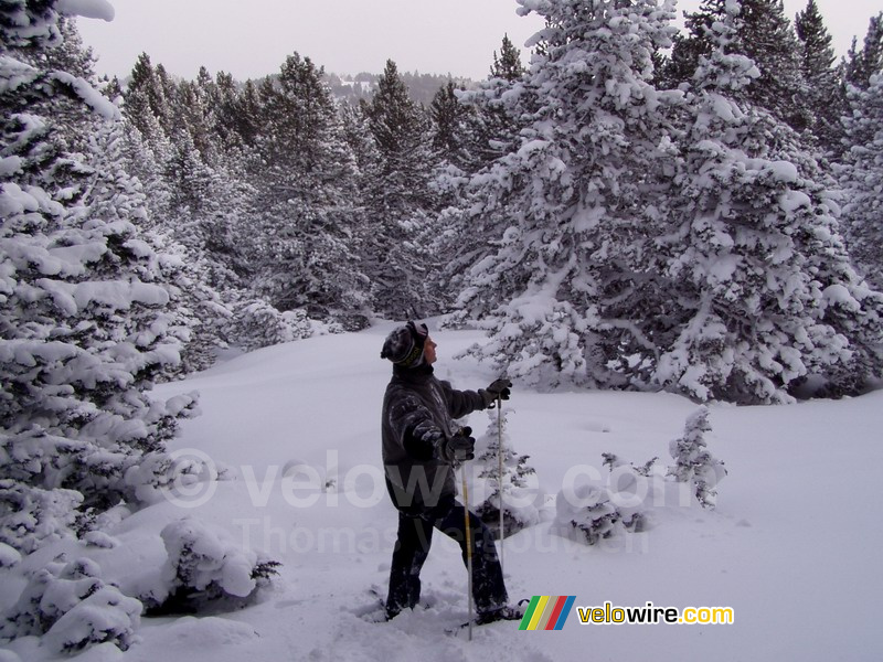 Sbastien kijkt uit over het winterse landschap