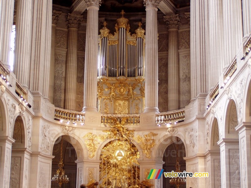 Het orgel boven het altaar in de kapel van het kasteel van Versailles