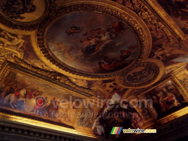 Eén van de vele mooie plafonds in het kasteel van Versailles