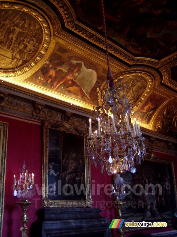 Plafond, schilderij en lamp in het kasteel van Versailles