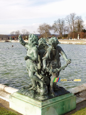 Des anges dans le jardin du Château de Versailles (266x)