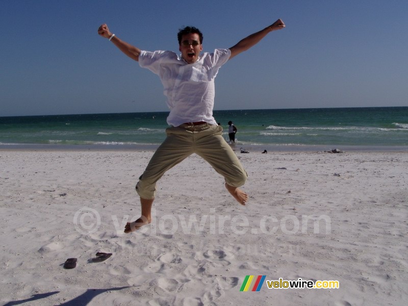 Romain springend op het strand van Sarasota