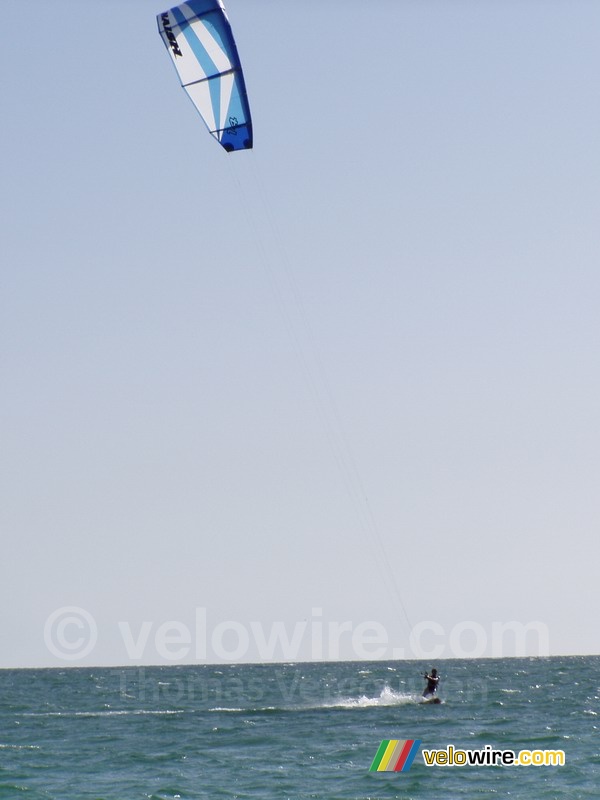Een kitesurfer in Sarasota