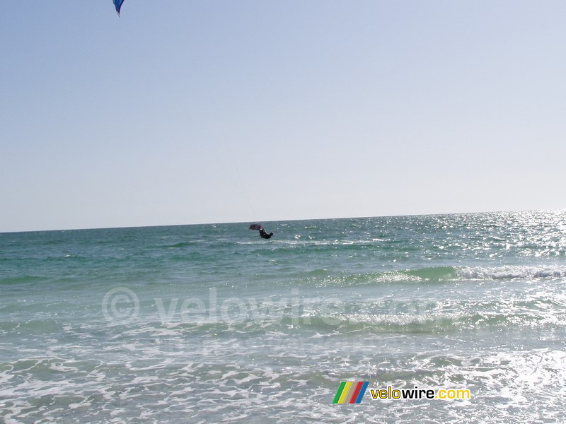 De kitesurfer maakt een sprong