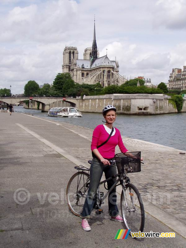 Aude met helm voor de Notre Dame