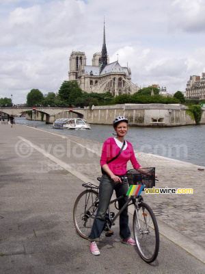 Aude avec un casque devant le Notre Dame (192x)