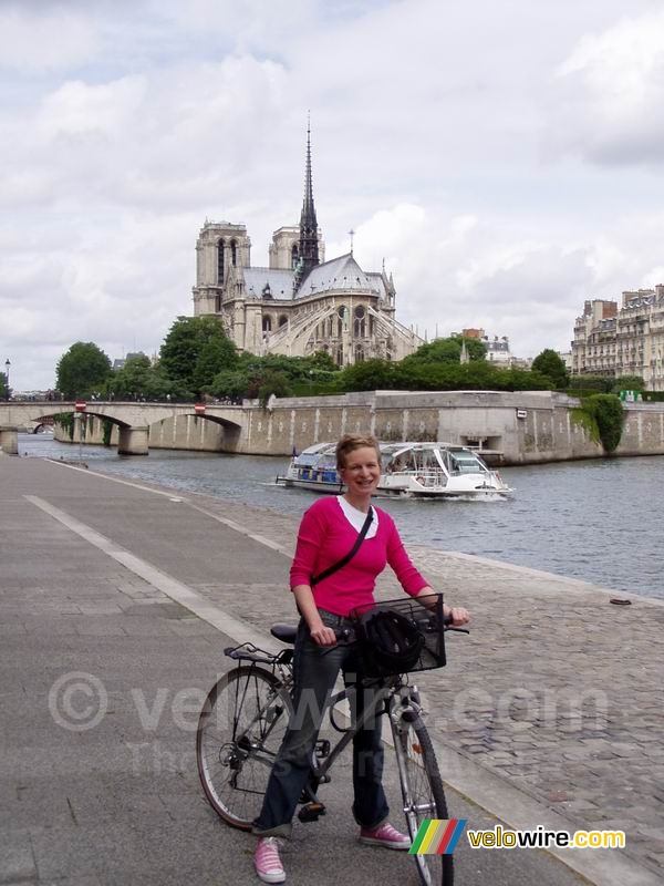 Aude zonder helm voor de Notre Dame