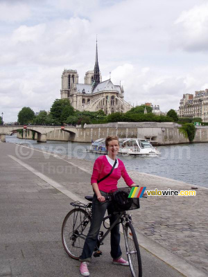 Aude sans casque devant le Notre Dame (176x)