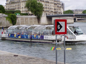 Le Batobus sur la Seine (277x)