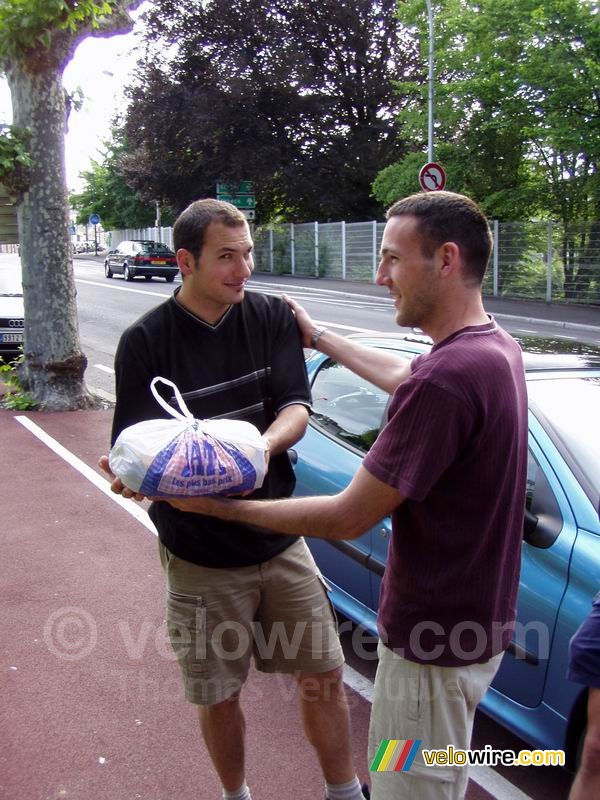 Bernard gives Cédric the bag with his costume for the night ...