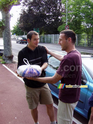 Bernard gives Cédric the bag with his costume for the night ... (226x)