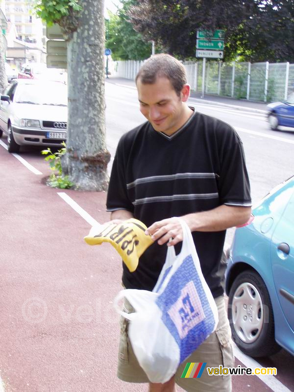 Cédric découvre son T-shirt 