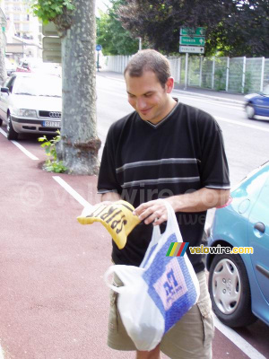 Cédric discovers his 'SPIRIT' T-shirt (236x)