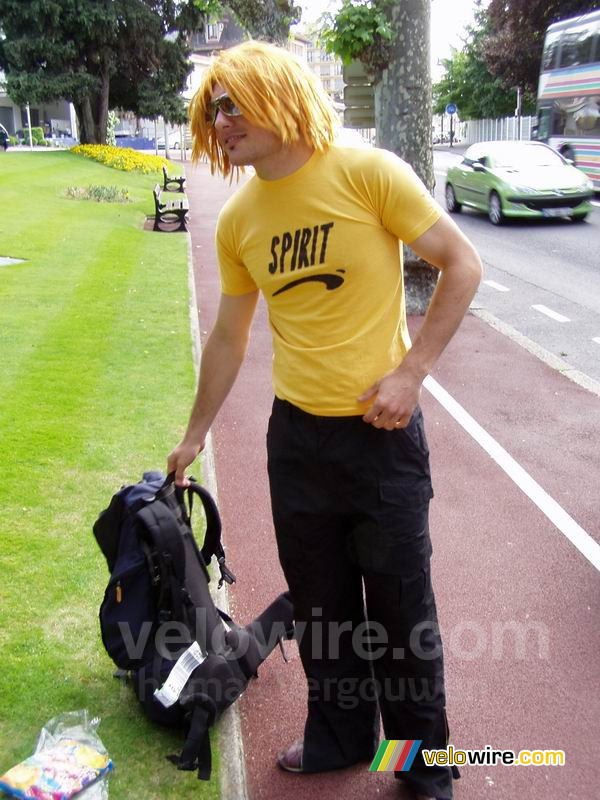 Cédric with his back pack filled with stones ...