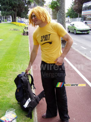 Cédric with his back pack filled with stones ... (267x)
