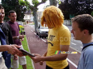 Cédric reads his 'virginity certificat' (325x)