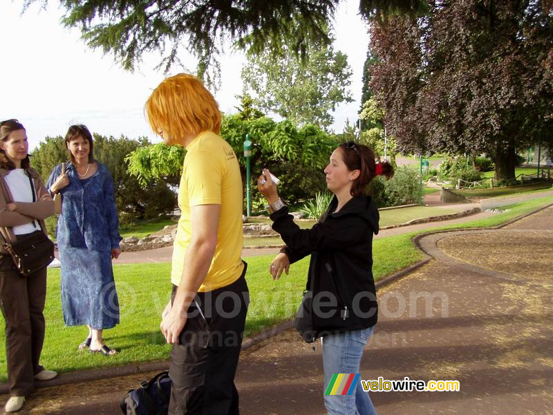 La deuxième fille qui signe le T-shirt !!