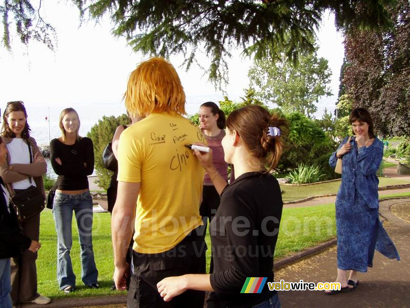 La septième fille qui signe le T-shirt !!