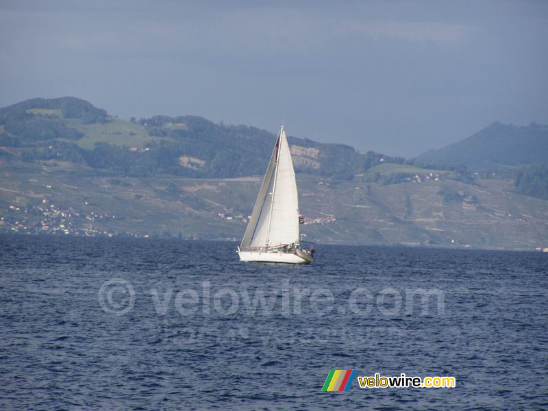 Een boot tussen Evian en Lausanne