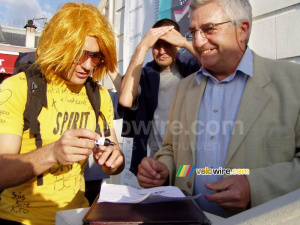 La signature du certificat de virginité (383x)
