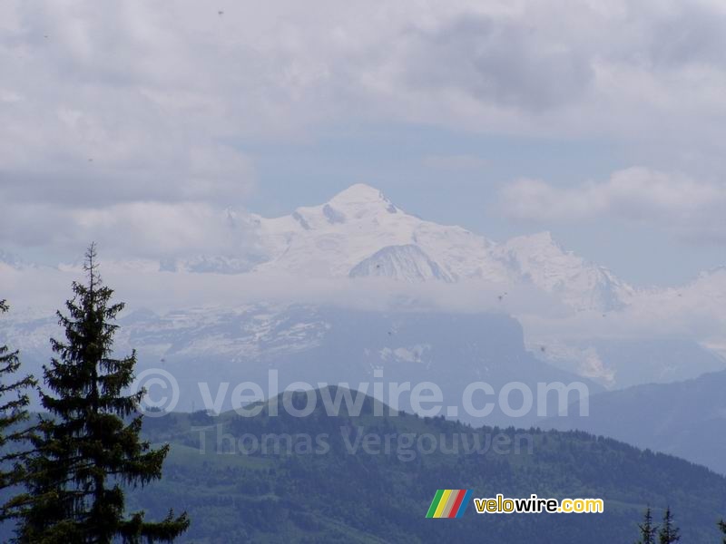 De Mont Blanc gezien vanuit de bergen vlakbij Bons-en-Chablais
