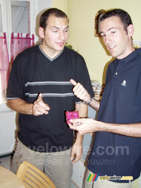 Cédric et Bernie avec la bague avant le mariage ...