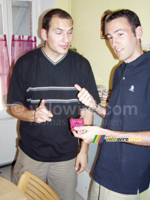Cédric et Bernie avec la bague avant le mariage ... (242x)