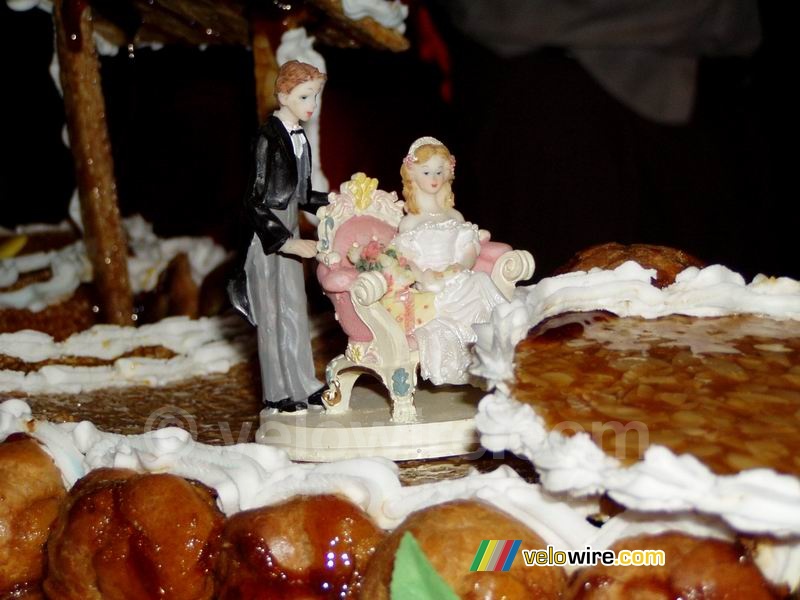 The bride and groom on the wedding cake