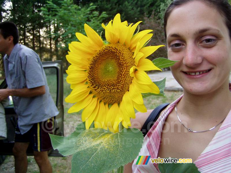 Marie-Laure met haar zonnebloem