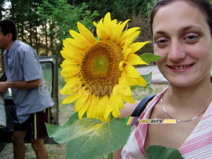 Marie-Laure avec son tournesol (254x)