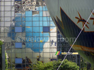 La réflexion du ballon d'Eutelsat dans l'immeuble en face, Parc André Citroën (306x)