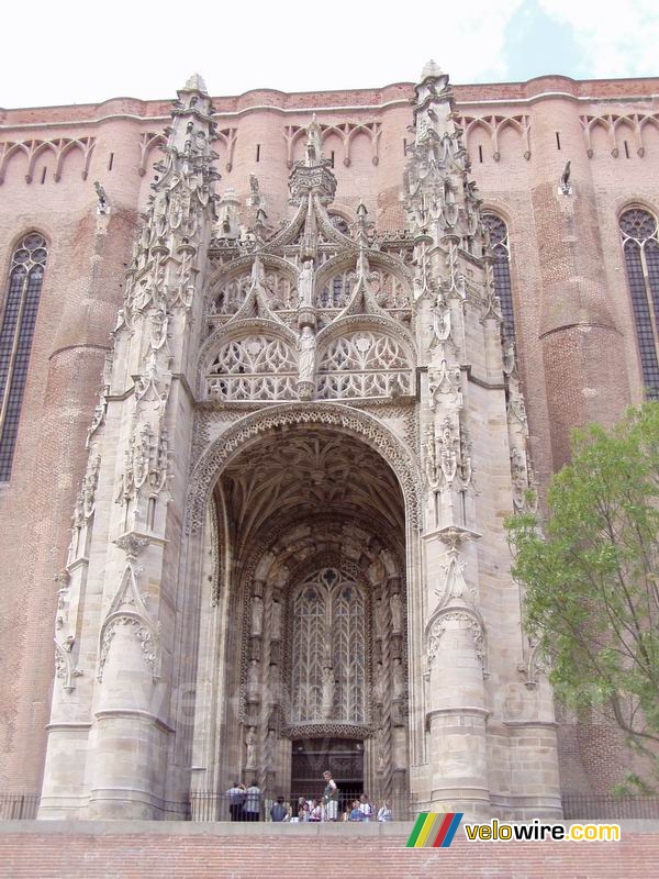 De ingang van de Basilique Sainte-Ccile