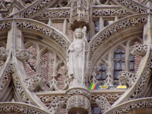 Un détail de l'entrée du Basilique Sainte-Cécile (301x)