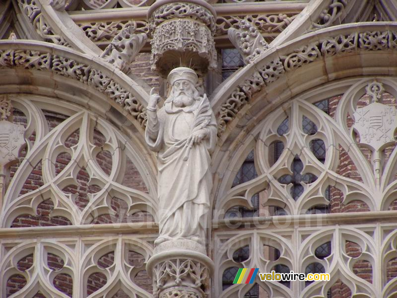 Een detail van de ingang van de Basilique Sainte-Ccile