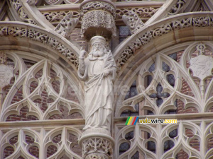 Un détail de l'entrée du Basilique Sainte-Cécile (333x)