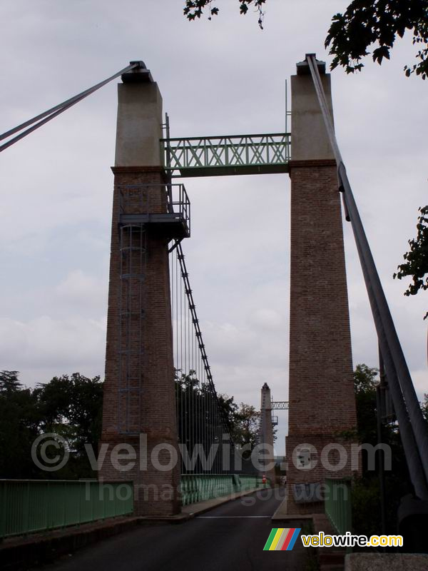 Le pont suspendu entre Saint-Sulpice et Couffouleux