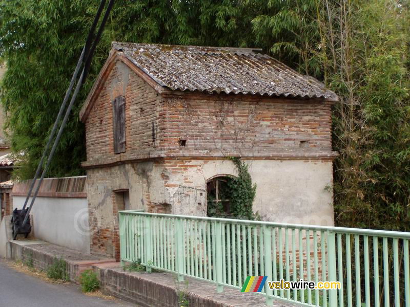 Een van de tolhuisjes van de hangbrug tussen Saint-Sulpice en Couffouleux