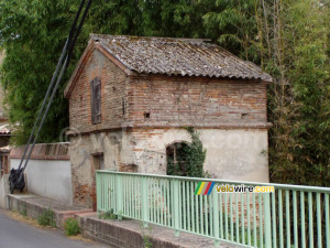 One of the toll houses of the bridge between Saint-Sulpice and Couffouleux (387x)