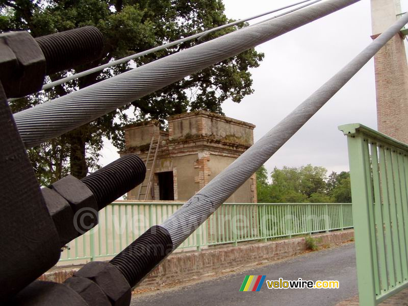 Les cables et une des maisons d'octroi du pont suspendu entre Saint-Sulpice et Couffouleux