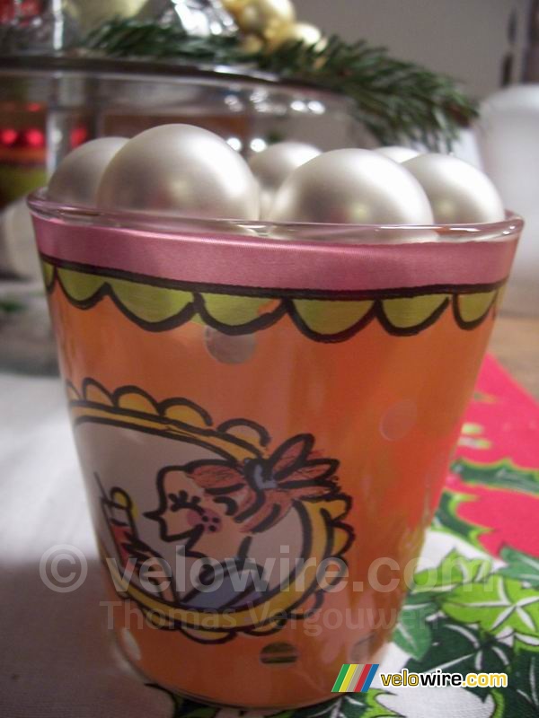 Un verre avec des boules de Noël
