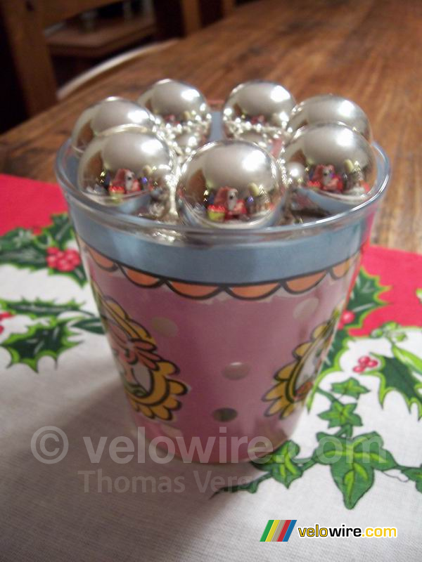 Glas met kerstballen