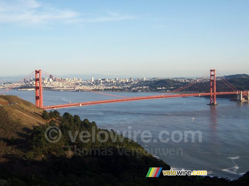 De Golden Gate Bridge met San Francisco op de achtergrond