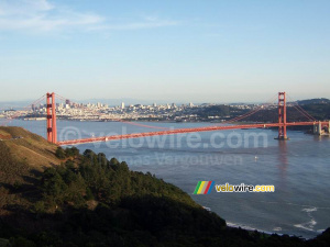 Le Golden Gate Bridge avec San Francisco en arrière-plan (333x)