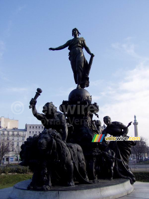 La statue sur la Place de la Nation (2) (429x)
