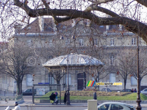 Un pavillon à la Place de la Nation (242x)