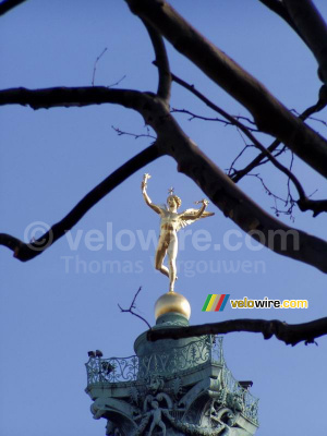 Le Génie de la Liberté sur la Colonne de Juillet à Place de la Bastille (2) (422x)