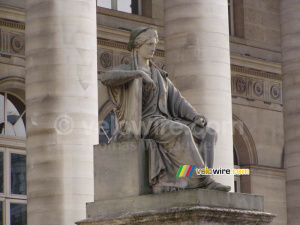 Statue devant la Bourse (504x)