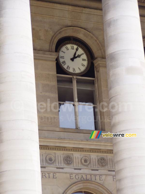 L'horloge de la Bourse (1256x)