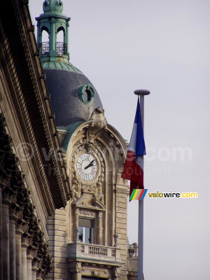 Immeuble et horloge à côté de la Bourse (384x)