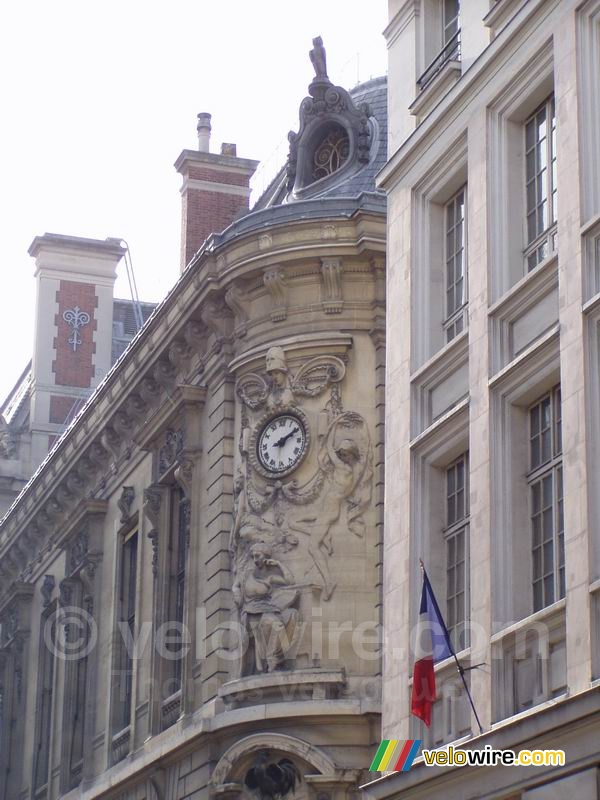 Klok en sculptuur in de Rue Vivienne
